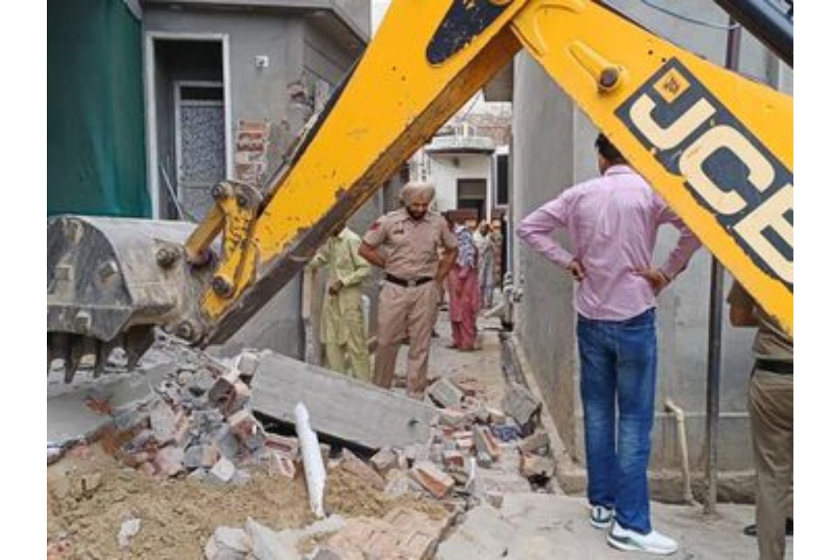 Barnala News: बरनाला में भगोड़े नशा तस्कर के घर पर चला प्रशासन का पीना पंजा, अवैध रूप से बना था मकान