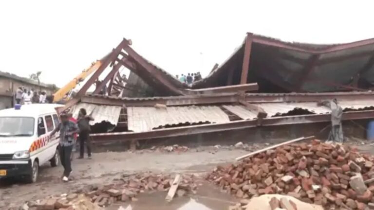 Breaking: कोलकाता के तारातला में निर्माणाधीन गोदाम का शेड ढहा, 5 की मौत, कई मजदूर मलबे में फंसे,  रेस्क्यू ऑपरेशन शुरू