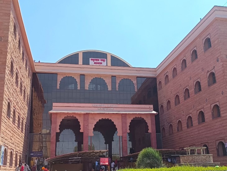 Jodhpur News: जोधपुर में सिजेरियन के बाद 8 महिलाओं की तबीयत बिगड़ी, 2 आईसीयू में भर्ती, डिस्ट्रिक्ट हॉस्पिटल का OT बंद