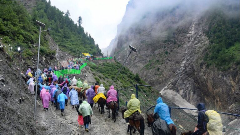 Amarnath Yatra: जम्मू से 6200 से अधिक श्रद्धालु कश्मीर आधार शिविरों के लिए हुए रवाना