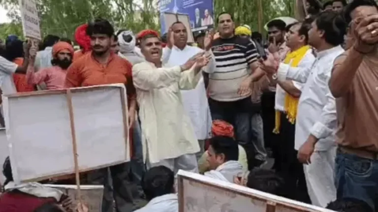 Bhiwani News: भिवानी में गो सम्मान यात्रा, ज्ञापन लेने नहीं पहुंचे अधिकारी, तो लघु सचिवालय के गेट पर शुरू हुआ हनुमान चालीसा