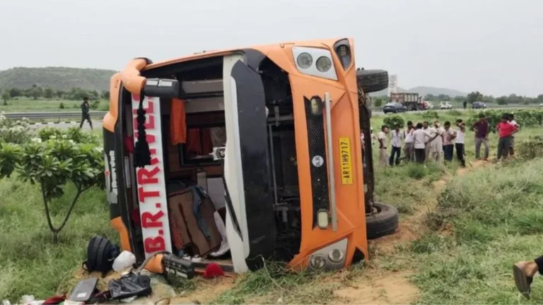 Bus Accident Nuh: दिल्ली-मुंबई एक्सप्रेसवे पर पलटी टूरिस्ट बस, नूंह में ग्रामीणों ने शीशे तोड़कर बचाई यात्रियों की जान