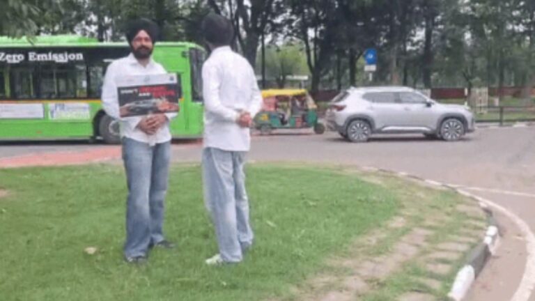 Chandigarh News: चंडीगढ़ में हंगामा करने वाले दो युवकों की बदली ड्यूटी, अब ट्रैफिक पुलिस लाइन के अंदर करेंगे जागरूकता अभियान