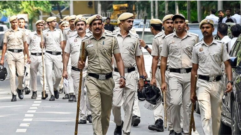 Delhi News: दिल्ली पुलिस ने कानून-व्यवस्था की स्थिति के मद्देनजर सभी कर्मियों की छुट्टियां रद्द कीं