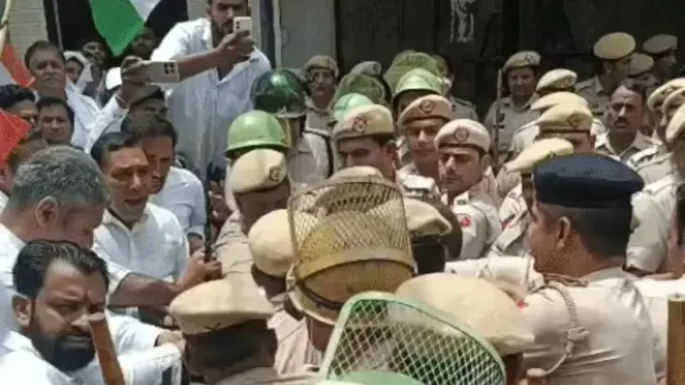 Haryana News: भिवानी में डीसी ऑफिस के गेट पर भिड़े कांग्रेसी और पुलिस, जंतर-मंतर घटना को लेकर बढ़ा बवाल