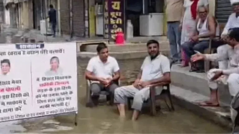 Hisar News: हिसार में अनोखा प्रदर्शन, गंदे पानी में लगाए विधायक के पोस्टर, कुर्सियां डालकर बैठी जनता