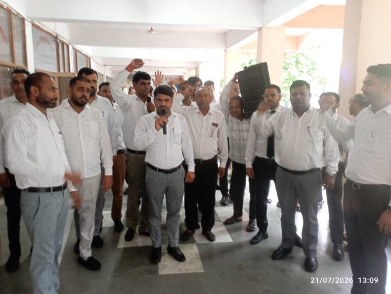 Mahendergarh News: बार एसोसिएशन ने एसडीएम और डीएसपी कार्यालय के बाहर किया प्रदर्शन
