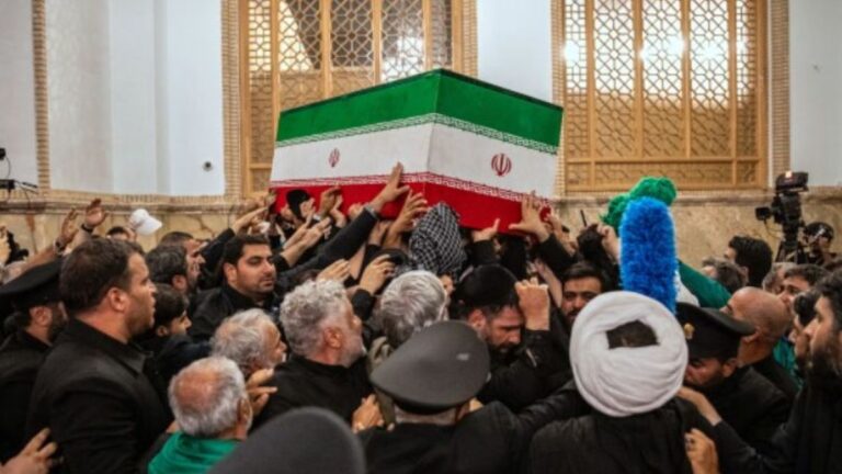 Khamenei’s funeral: खामेनेई के अंतिम संस्कार में ट्रंप की हत्या के आह्वान के बाद अमेरिका के राष्ट्रपति ने ईरान को धमकाया