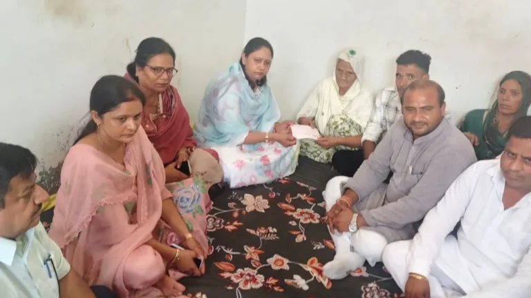 Ladwa News: लाडवा के गांव मरचेड़ी में पहुंचीं सुमन सैनी, पीड़ित परिवार को सौंपा 5 लाख रुपये का चेक