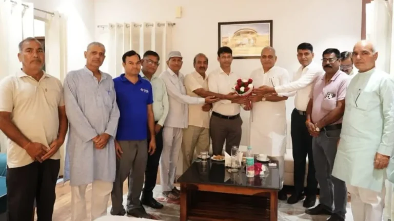 Narnaul News: नारनौल में कैबिनेट मंत्री रणवीर गंगवा से मिला नामदेव समाज, मुख्यमंत्री की भूमि घोषणा जल्द लागू करने की मांग