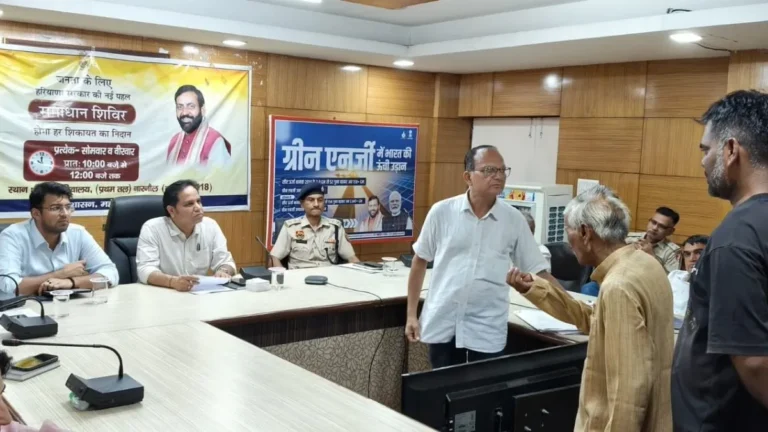 Narnaul News: दफ्तरों के चक्करों से मिली मुक्ति! समाधान शिविर में एडीसी तरुण पावरिया ने मौके पर सुलझाईं 128 समस्याएं
