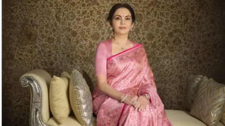 Nita Ambani Fashion: ऊपर से नहीं होती कोई कढ़ाई, जानिए नीता अंबानी की ब्लश पिंक साड़ी की खासियत और कीमत
