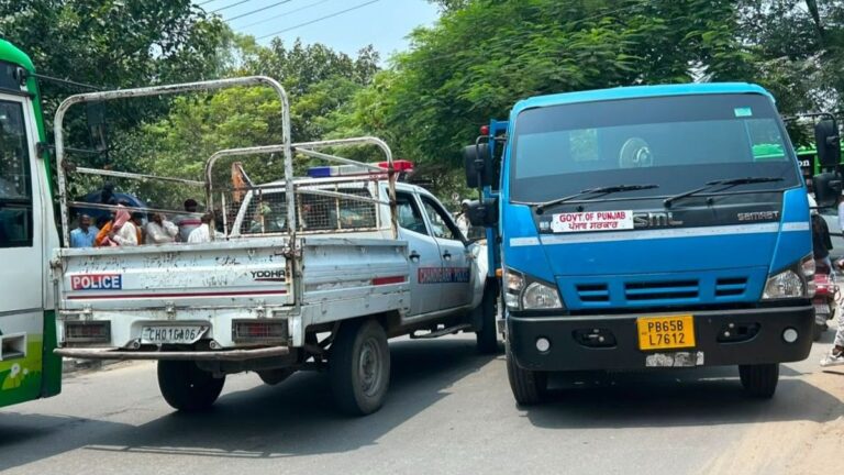 Road Accident Chandigarh: चंडीगढ़ में पंजाब सरकार और पुलिस की सरकारी गाड़ियां टकराईं, बीच सड़क 2 घंटे चला विवाद, लंबा ट्रैफिक जाम लगा