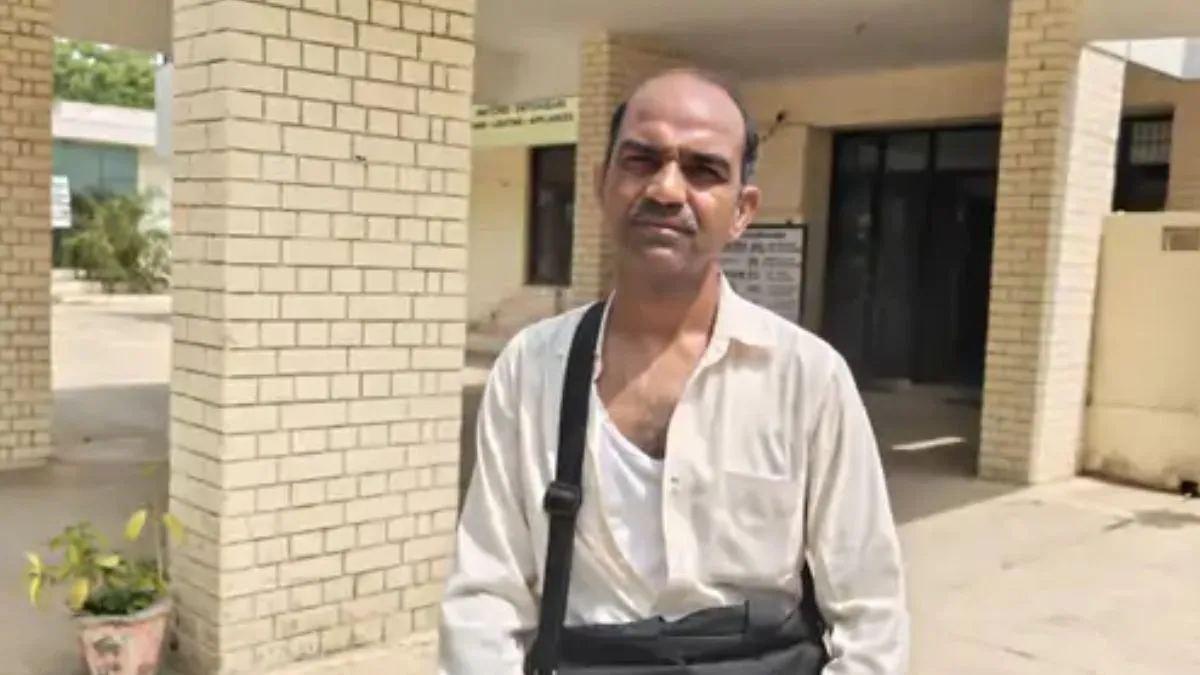 Sirsa News: सिरसा में एसआईआर फॉर्म मांगने गए बीएलओ को सरेआम पीटा, कपड़े फाड़े