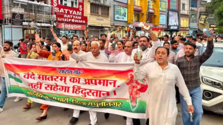 Yamunanagar News: यमुनानगर में कांग्रेस के खिलाफ सड़कों पर उतरी बीजेपी, ‘वंदे मातरम’ के कथित अनादर पर निकाला कैंडल मार्च
