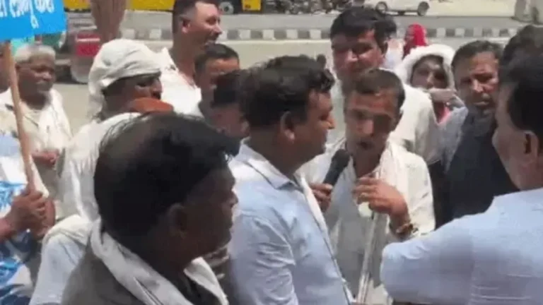 Bahadurgarh News: बहादुरगढ़ में विधायक राजेश जून के दफ्तर पर हंगामा, हड़ताली सफाईकर्मियों से छीना माइक, बहस के बाद बिना ज्ञापन लौटे कर्मचारी