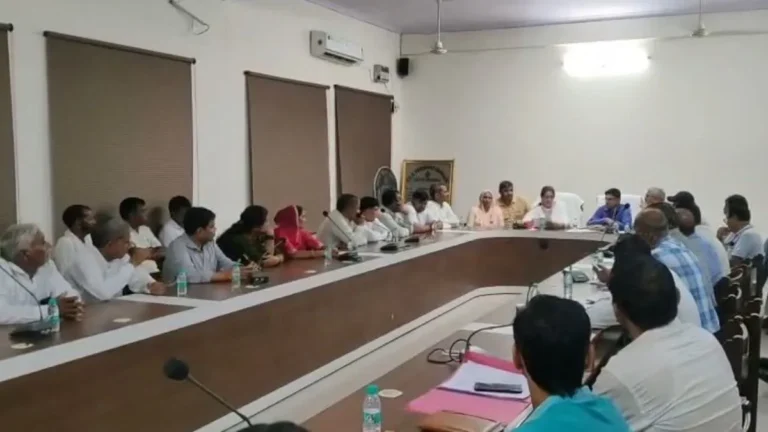 Bhiwani News: भिवानी जिला परिषद में खानक में 11 करोड़ की अवैध वसूली पर पुलिस के खिलाफ निंदा प्रस्ताव पास