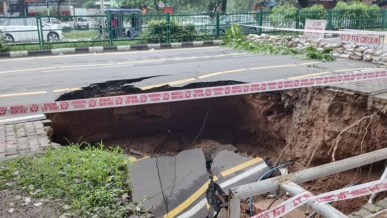 Chandigarh Road Collapse: चंडीगढ़ में बारिश से सेक्टर-26 में सड़क धंसी, PGI के बाहर ट्रैफिक प्रभावित, सिरमौर में लैंडस्लाइड