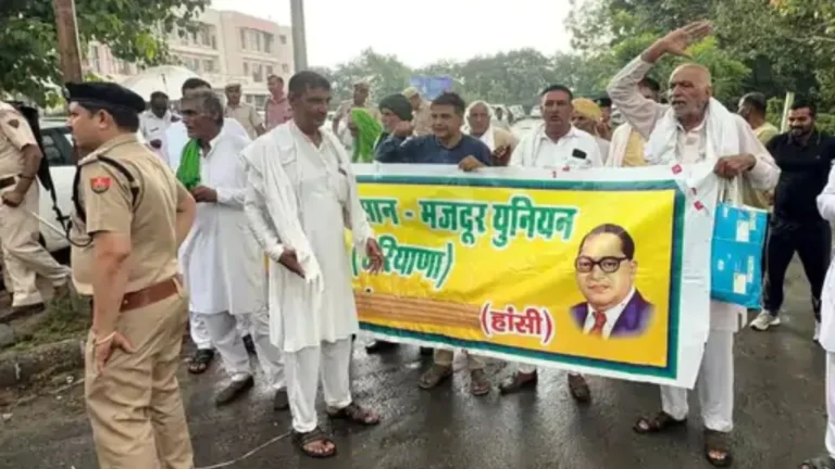 Farmers Protest Hansi: हांसी में किसानों का ‘जेल भरो आंदोलन’ अमेरिकी ट्रेड डील के खिलाफ सैकड़ों किसानों ने दी गिरफ्तारी