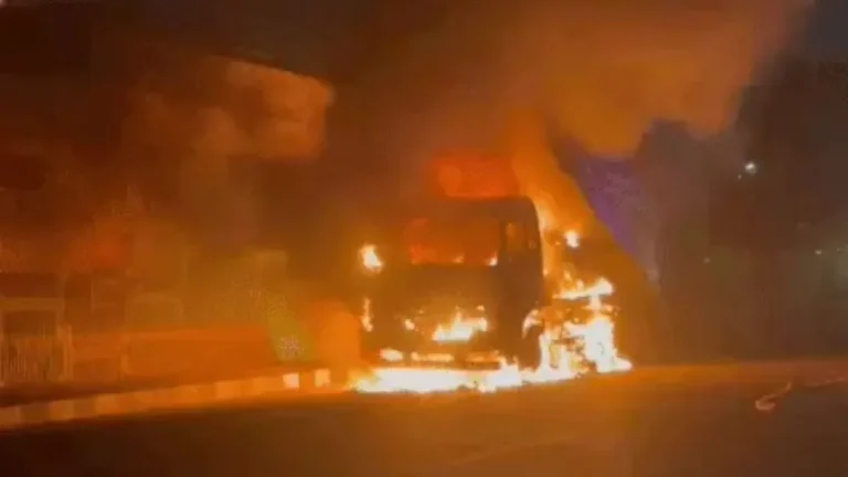 Gurugram Fire: एक्सप्रेसवे पर कचरा गाड़ी बनी आग का गोला, दमकल कर्मियों ने पाया काबू