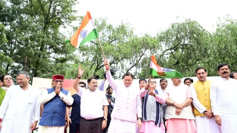 Har Ghar Tiranga Yatra: देहरादून में सीएम धामी ने की ‘हर घर तिरंगा यात्रा’ की अगुवाई, घंटाघर तक उमड़ा जनसैलाब
