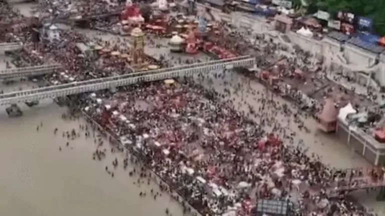 Haridwar News: हर की पैड़ी पर उमड़ा आस्था का महासैलाब, ‘हर-हर महादेव’ के जयकारों से गूंजा हरिद्वार