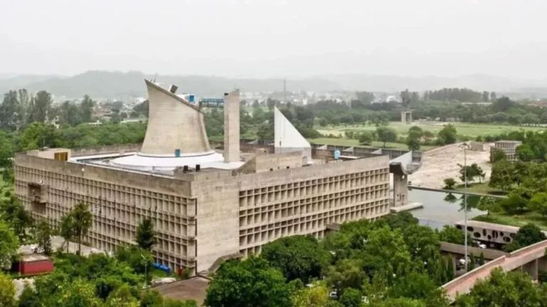 Haryana Assembly Ruckus: सदन में बेकाबू हुआ हंगामा, स्पीकर ने आदित्य सुरजेवाला समेत इन 6 विधायकों को किया नेम