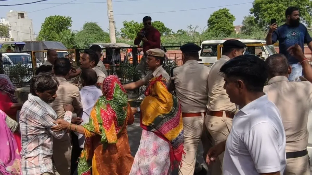 Haryana Sanitation Workers Strike: हिसार में पुलिस और सफाई कर्मचारियों में झड़प, 35-40 हिरासत में, महिला कर्मचारी घायल