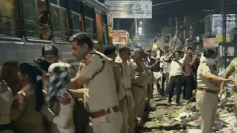 Haryana Sanitation Workers Strike: हरियाणा में आधी रात बवाल, झज्जर और हिसार में सफाई कर्मियों और पुलिस में भिड़ंत, 130 हिरासत में