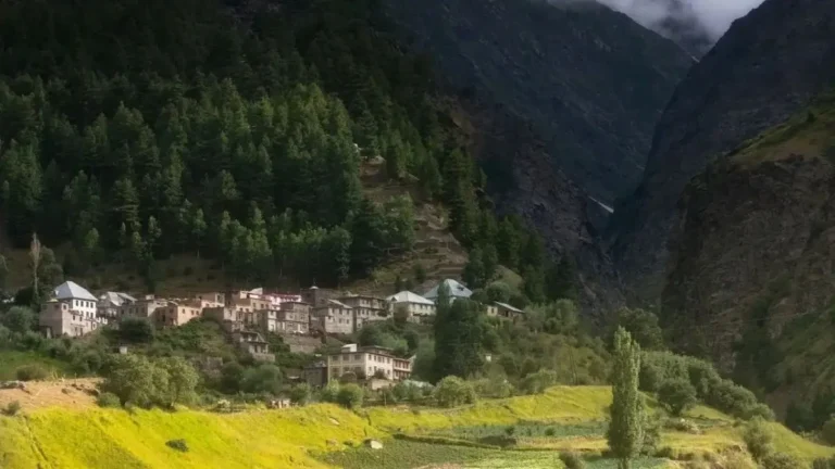 India Highest Village: मंगल ग्रह जैसा नजारा, माइनस तापमान में गोबर की बुखारी से गर्म रहते हैं घर