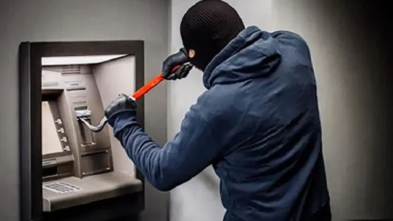 Kurukshetra News: चश्मा पहनकर आया शातिर, ATM तोड़कर पैसे चुराने की कोशिश; CCTV में कैद हरकत
