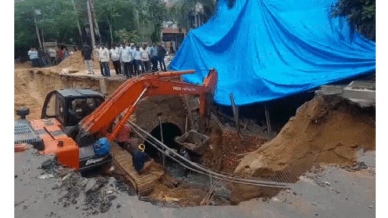 Ludhiana News: लुधियाना में अंडरग्राउंड वायरिंग से धंसी सड़क, नगर निगम ने जांच तेज की, कंपनी पर FIR की तैयारी