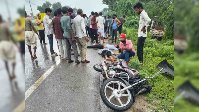 Rajasthan Road Accident: सिरोही  में कांडला हाईवे पर ओवरटेक की वजह से बड़ा हादसा, 2 की मौत, बाड़ में जा गिरे तीन बाइक सवार
