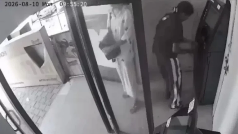 Rewari News: रेवाड़ी में दिनदहाड़े बाइक से आईं दो लड़कियां, एक ने पेचकस से खोला ATM, दूसरी देती रही पहरा
