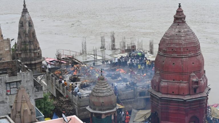 Uttar Pradesh Monsoon: वाराणसी के सभी 84 घाट डूबे, छत पर गंगा आरती और अंतिम संस्कार, यूपी के 13 जिलों में बाढ़ जैसे हालात