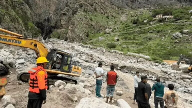 Uttarakhand Weather: उत्तराखंड में बारिश का दौर जारी, सभी जिलों में बारिश का अलर्ट, 79 सड़कें बंद