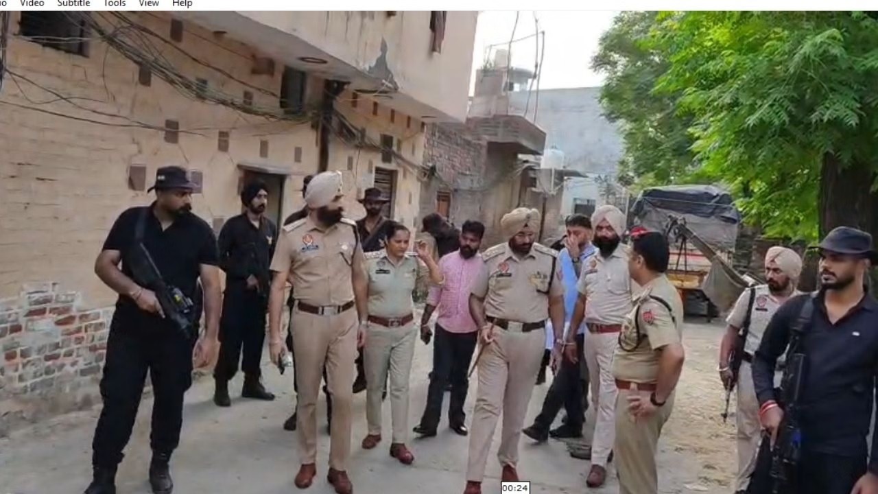 Amritsar Angarh Drug Crackdown : अनगढ़ में 150 पुलिसकर्मियों ने घेरा इलाका, 10 संदिग्ध हिरासत में