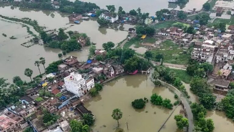 Bihar Flood: बिहार में 27 लाख लोग बाढ़ की चपेट में, 6 नदियां उफान पर, 20 से ज्यादा मौतें, गंगा में 10 लोगों से भरी नाव पलटी