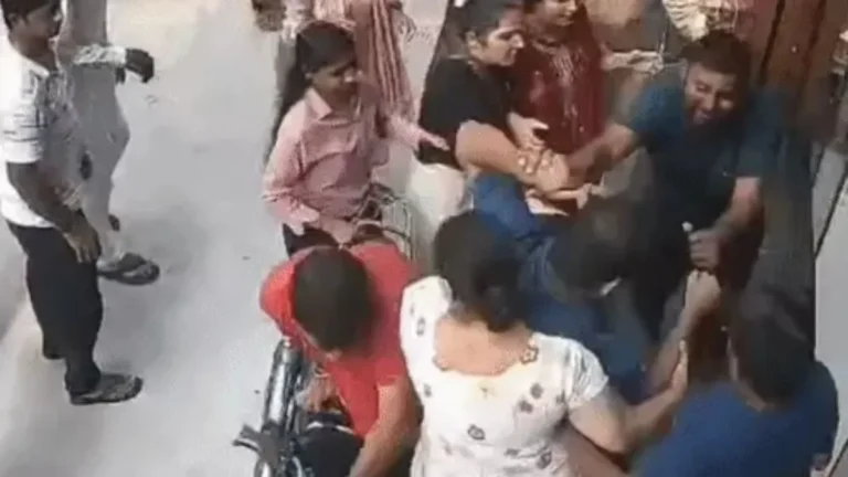 Fatehabad Crime: फतेहाबाद में कचरे को लेकर दो दुकानदारों में गदर, दुकान में घुसकर पीटा, CCTV फुटेज वायरल