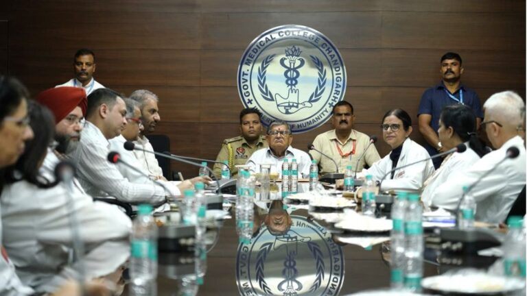 जीएमसीएच-32 में इलाज की सुविधाओं को और मजबूत करने पर जोर, प्रशासक ने की विकास कार्यों की समीक्षा