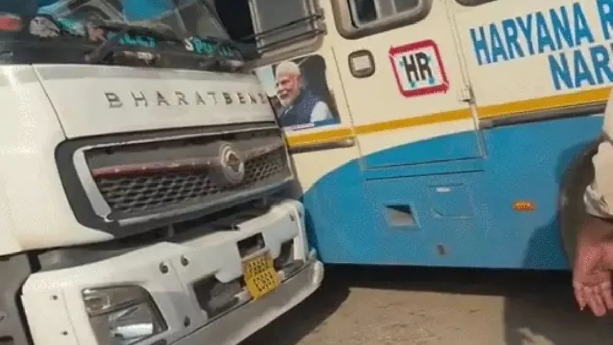 Gurugram News: गुरुग्राम NH-48 पर टला बड़ा हादसा, बिलासपुर चौक के पास रोडवेज बस और ट्रक में भिड़ंत, बाल-बाल बचे यात्री