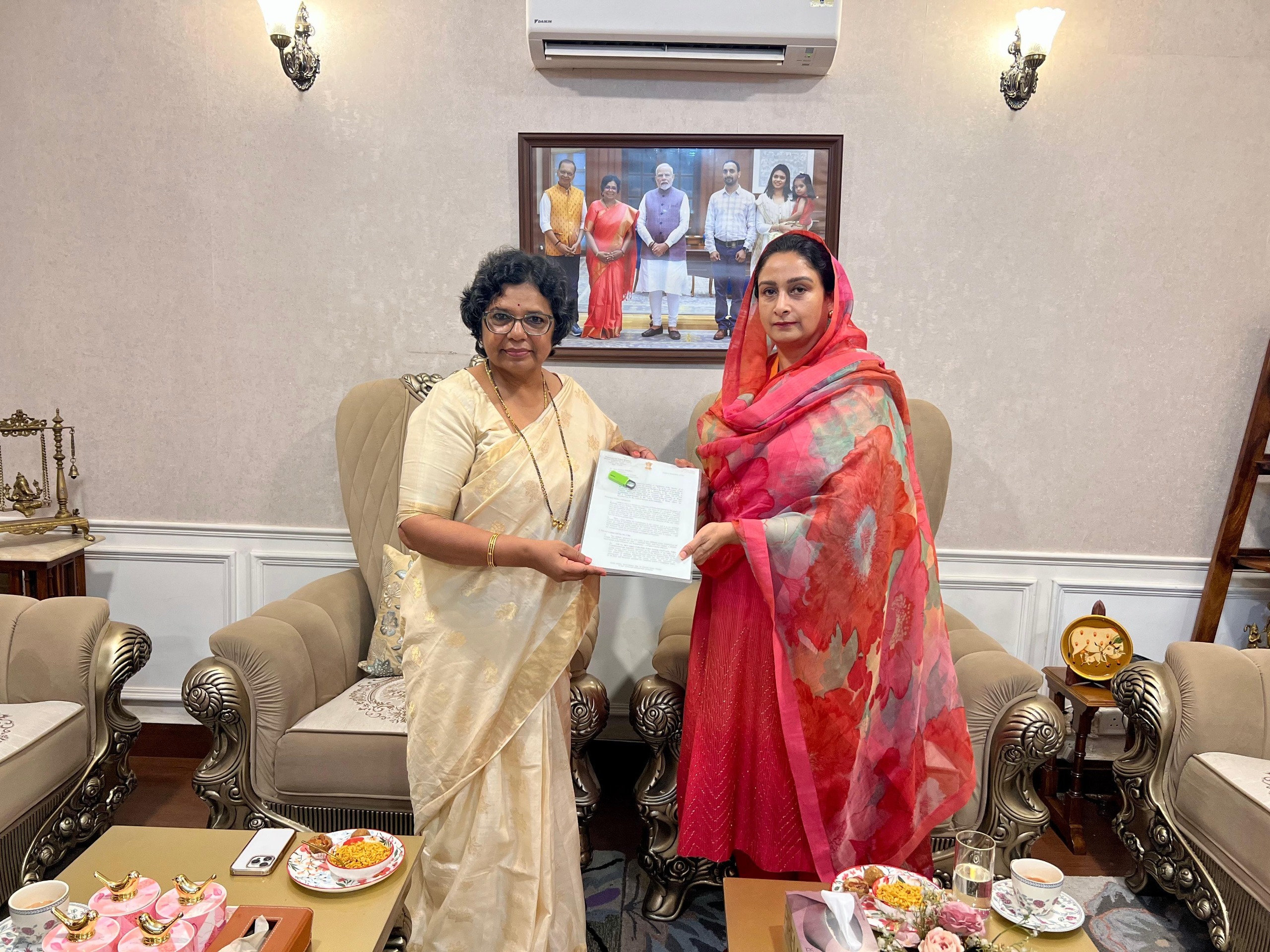 Harsimrat Kaur Badal ने NCW प्रमुख से की मुलाकात