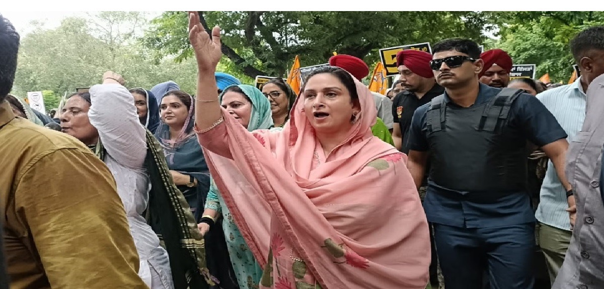 Harsimrat Kaur Badal की अगुवाई में अकाली दल का चंडीगढ़ में जोरदार प्रदर्शन, पंजाब सीएम के आवास की ओर निकाला मार्च