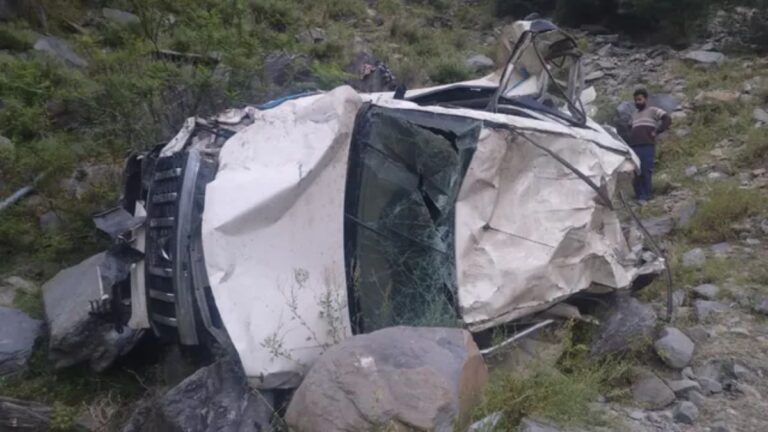 Himachal Road Accident: चंबा में 200 मीटर गहरी खाई में गिरी बोलेरो, 2 युवकों की मौत, पोस्टमार्टम के लिए भरमौर अस्पताल भेजे शव