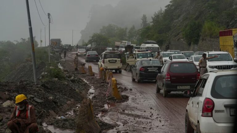हिमाचल में बारिश से जनजीवन बेहाल: मंडी में 51 सड़कें बंद, शिमला-सोलन में 118 ट्रांसफार्मर प्रभावित