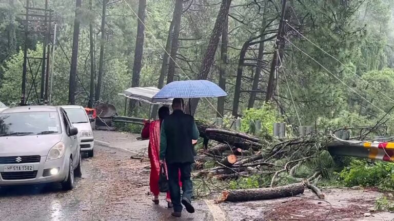 Himachal Weather Update: हिमाचल में अगले 72 घंटे बारिश का दौर, तापमान में 2-3 डिग्री गिरावट का अनुमान, 18 से कमजोर पड़ेगा मानसून