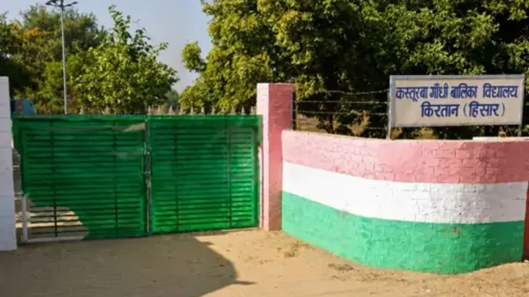 Hisar News: हिसार के कस्तूरबा गांधी स्कूल में शर्मनाक हरकत, दाखिला लेने आई छात्रा से बोली वार्डन- ‘हाथ-पांव दबाने होंगे’