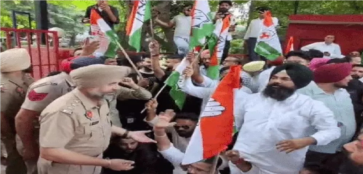 Jalandhar DC office Congress Protest : जालंधर डीसी दफ्तर के बाहर कांग्रेस का हंगामा, मुख्य गेट फांदने की कोशिश