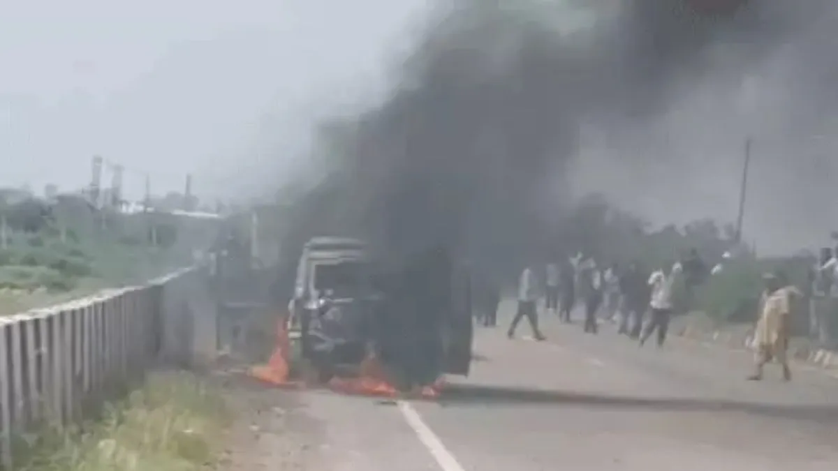Karnal News: करनाल में चलती स्कॉर्पियो बनी आग का गोला, धुआं उठते ही बाहर कूदा चालक, जलकर खाक हुई कार
