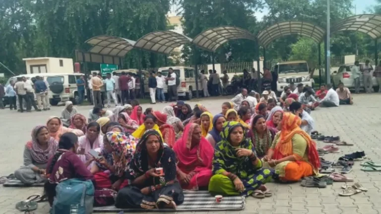 Kurukshetra News: कुरुक्षेत्र में हड़ताल खत्म होने पर भी काम से रोके गए सफाई कर्मचारी, DMC दफ्तर पर धरना